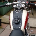 Suzuki VZ800 Marauder Leder Tank Lätzchen / Chap mit Nieten