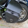 Harley Davidson Softail / FatBoy / Breakout - Schwarze Lederschwinge Satteltasche mit Flaschenhalter und TANKFLASCHE