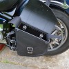 Harley Davidson Softail / FatBoy / Breakout - Schwarze Lederschwinge Satteltasche mit Flaschenhalter und TANKFLASCHE